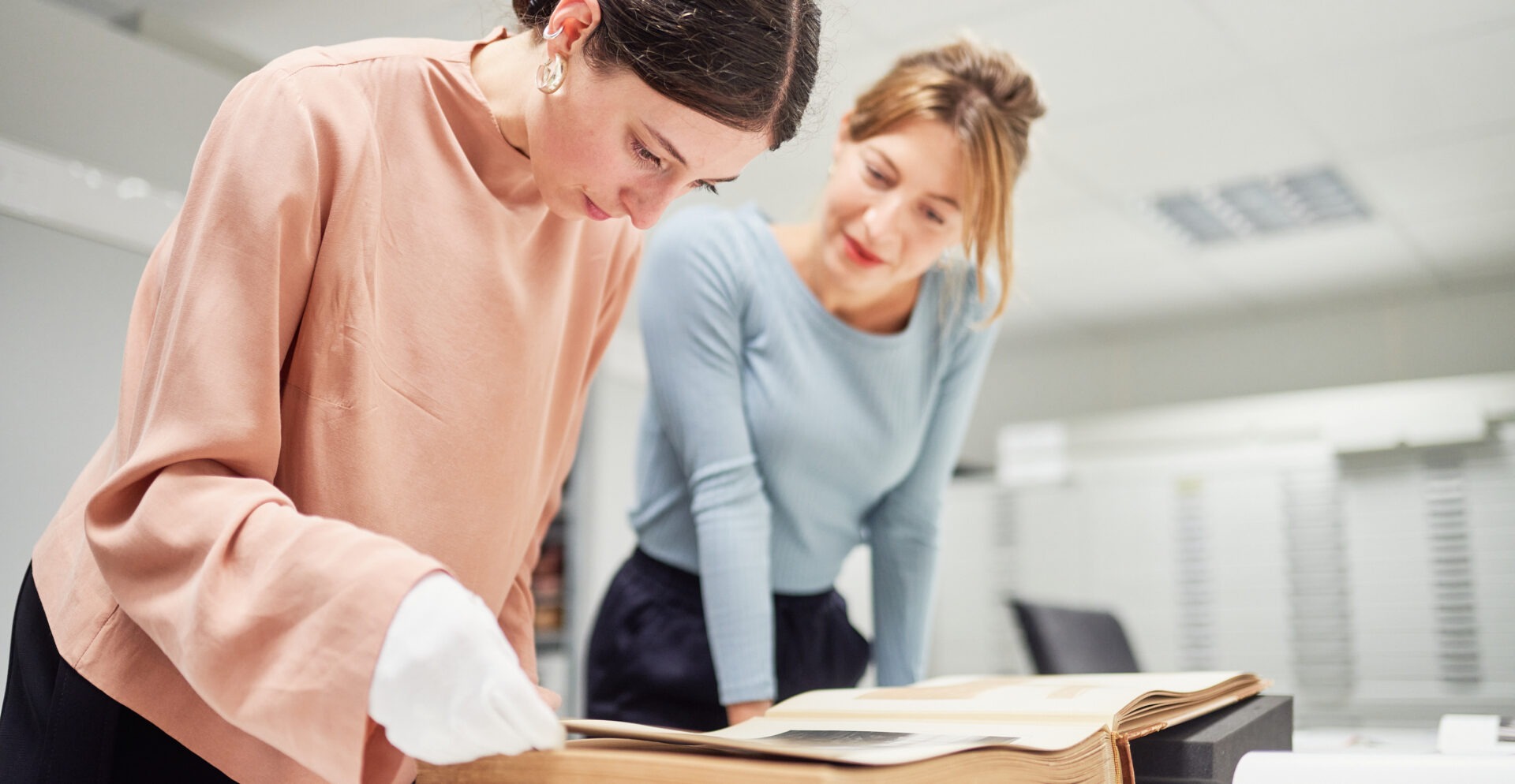 Zwei Frauen die in ein Buch gucken