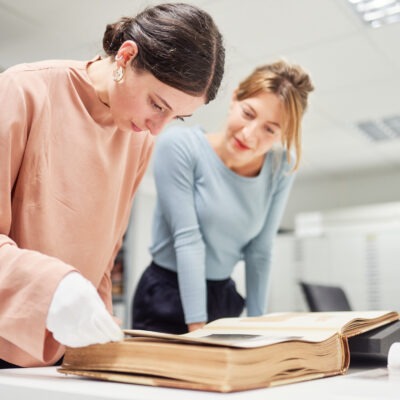 Zwei Frauen die in ein Buch gucken