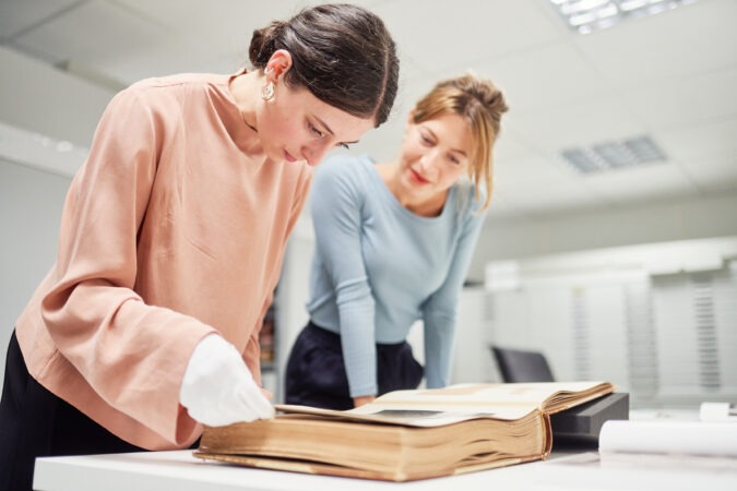 Zwei Frauen die in ein Buch gucken