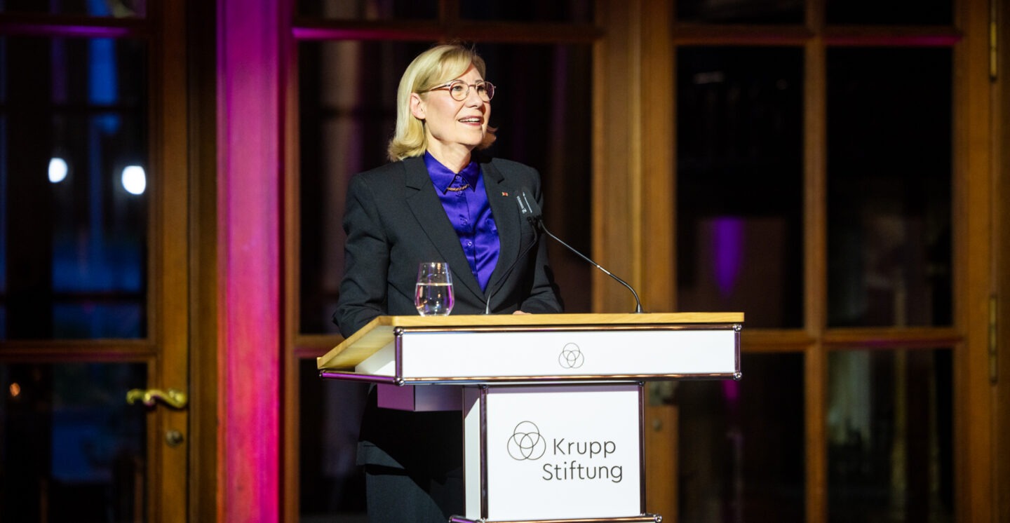 Prof. Ursula Gather is giving a speech.