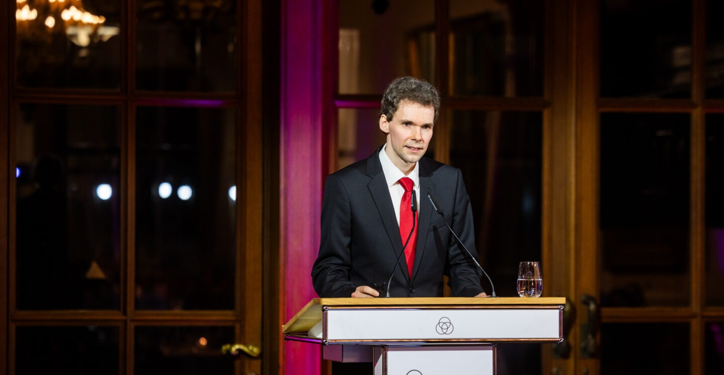 Prof. Dr. Raphael Wittkowski is giving a speech.